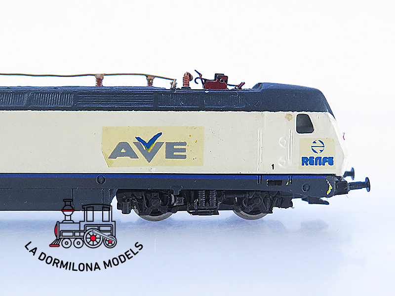 MM31 Escala N ARNOLD Locomotora Electrica 252 AVE RENFE - repintada - OVP