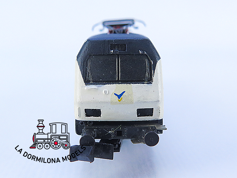 MM31 Escala N ARNOLD Locomotora Electrica 252 AVE RENFE - repintada - OVP