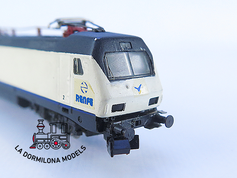MM31 Escala N ARNOLD Locomotora Electrica 252 AVE RENFE - repintada - OVP