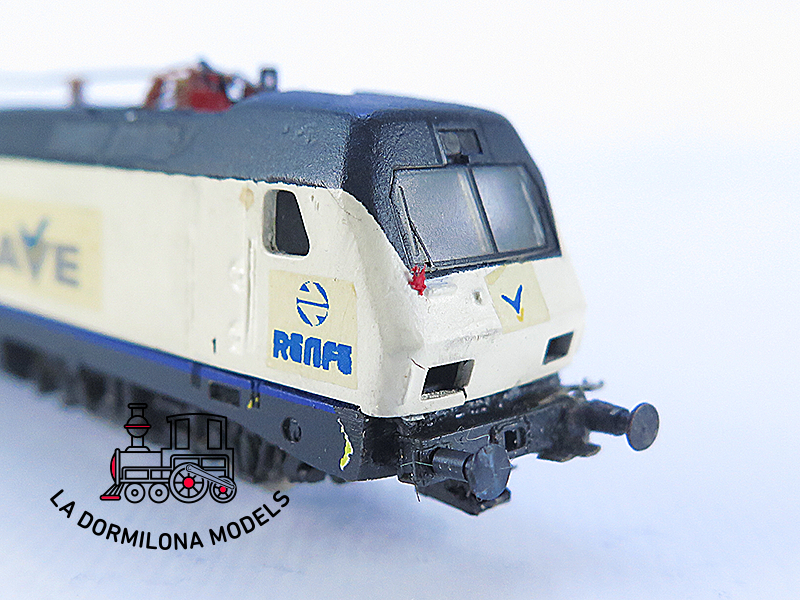 MM31 Escala N ARNOLD Locomotora Electrica 252 AVE RENFE - repintada - OVP