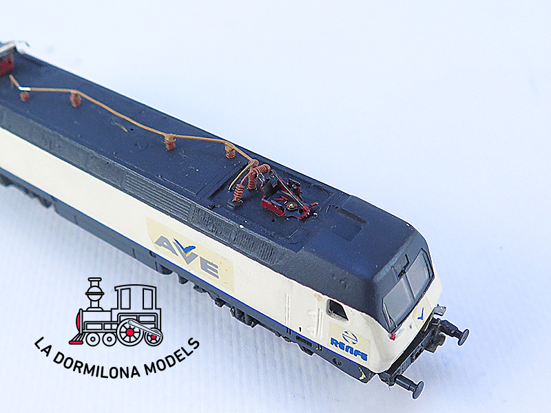 MM31 Escala N ARNOLD Locomotora Electrica 252 AVE RENFE - repintada - OVP