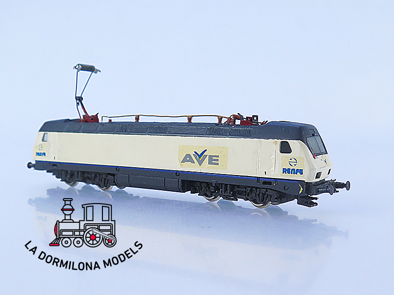 MM31 Escala N ARNOLD Locomotora Electrica 252 AVE RENFE - repintada - OVP