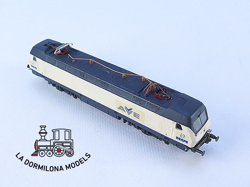 MM31 Escala N ARNOLD Locomotora Electrica 252 AVE RENFE - repintada - OVP
