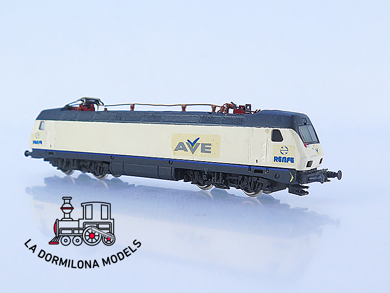 MM31 Escala N ARNOLD Locomotora Electrica 252 AVE RENFE - repintada - OVP