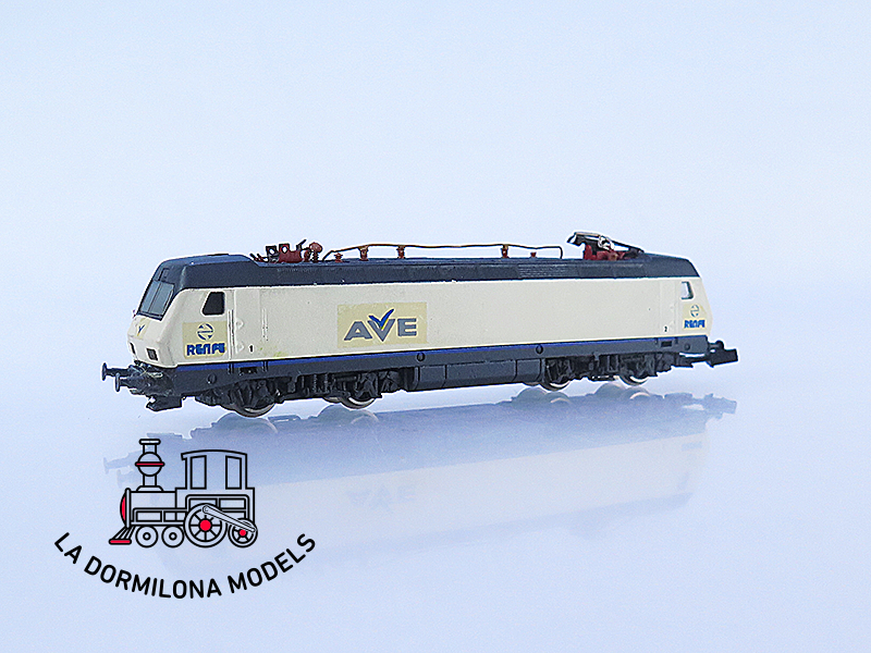 MM31 Escala N ARNOLD Locomotora Electrica 252 AVE RENFE - repintada - OVP
