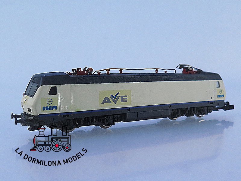 MM31 Escala N ARNOLD Locomotora Electrica 252 AVE RENFE - repintada - OVP