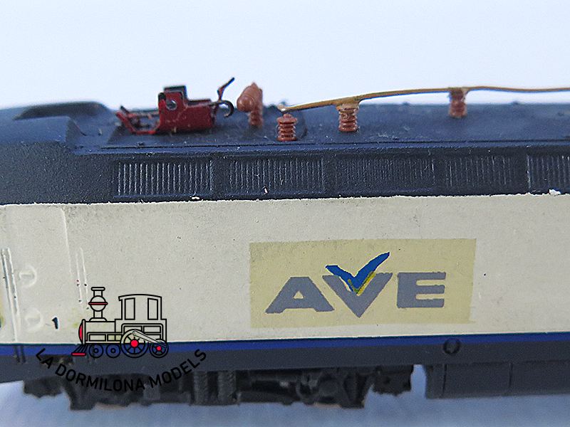 MM31 Escala N ARNOLD Locomotora Electrica 252 AVE RENFE - repintada - OVP