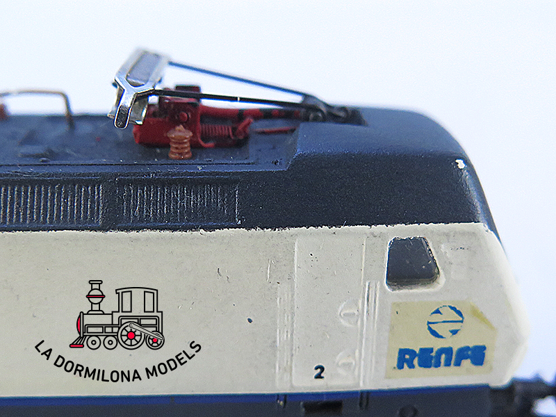MM31 Escala N ARNOLD Locomotora Electrica 252 AVE RENFE - repintada - OVP